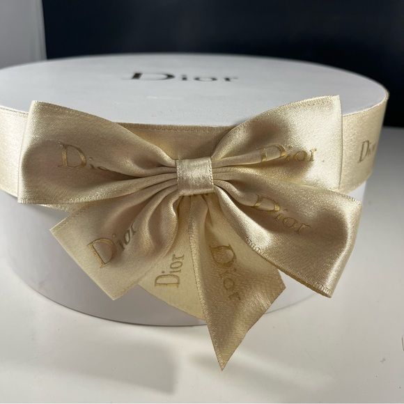 Dior White/Gold Round Hat Box W/ Pillow- 9 1/4” Diameter- Empty - Picture 5 of 16